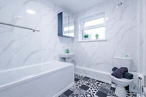 NEW Spacious Apartment Ideal for Business Work