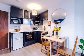NEW Spacious Apartment Ideal for Business Work