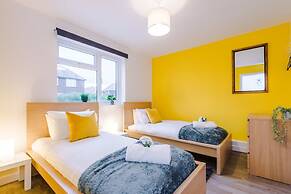 NEW Spacious Apartment Ideal for Business Work