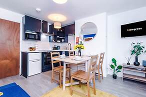 NEW Spacious Apartment Ideal for Business Work