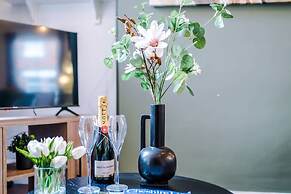 NEW Stylish City Centre Home Great Location
