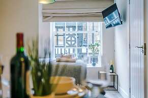 NEW Stunning Studio in the City-centre Sleeps 2