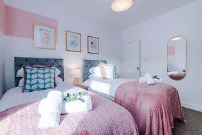 NEW Spacious Stylish Home City Centre Sleep 4