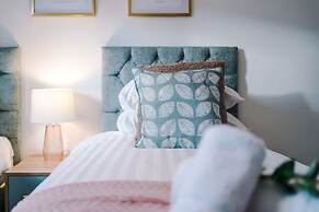 NEW Spacious Stylish Home City Centre Sleep 4