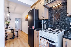NEW Spacious Stylish Home City Centre Sleep 4