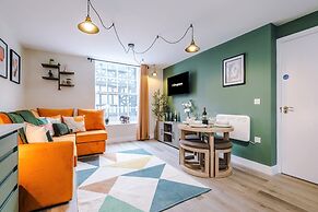 NEW Stylish 1-bed Flat Great Location Sleeps 4