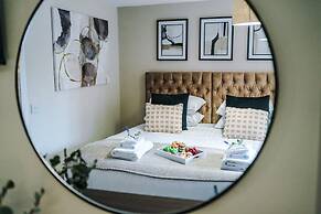 NEW Stylish 1-bed Flat Great Location Sleeps 4