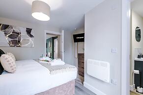 NEW Stylish 1-bed Flat Great Location Sleeps 4