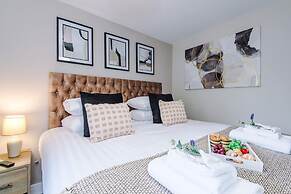 NEW Stylish 1-bed Flat Great Location Sleeps 4