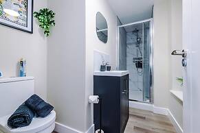 NEW Stylish 1-bed Flat Great Location Sleeps 4