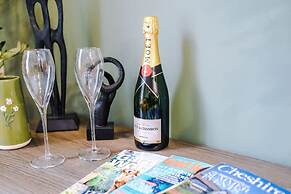NEW Stylish 1-bed Flat Great Location Sleeps 4