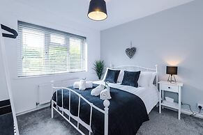 NEW Stunning Bungalow Ideal for Groups Parking