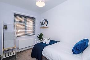 NEW Stunning Bungalow Ideal for Groups Parking