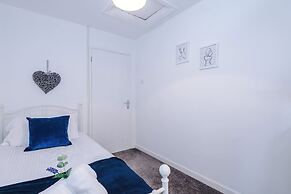 NEW Stunning Bungalow Ideal for Groups Parking