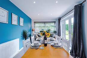 NEW Stunning Bungalow Ideal for Groups Parking