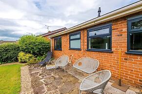 NEW Stunning Bungalow Ideal for Groups Parking
