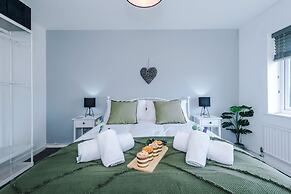 NEW Stunning Bungalow Ideal for Groups Parking