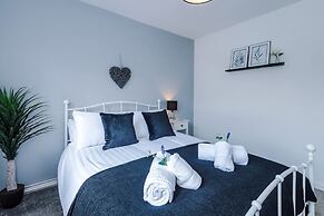 NEW Stunning Bungalow Ideal for Groups Parking