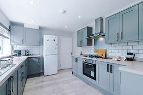 NEW Stunning Bungalow Ideal for Groups Parking