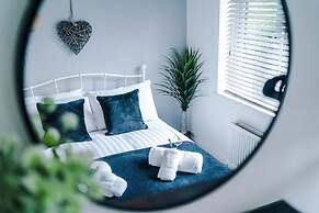 NEW Stunning Bungalow Ideal for Groups Parking