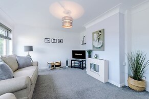 NEW Stunning Bungalow Ideal for Groups Parking