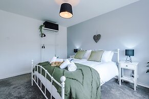 NEW Stunning Bungalow Ideal for Groups Parking