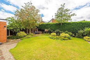 NEW Stunning Bungalow Ideal for Groups Parking