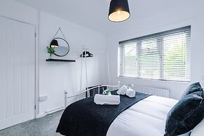 NEW Stunning Bungalow Ideal for Groups Parking