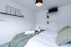 NEW Stunning Bungalow Ideal for Groups Parking