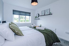 NEW Stunning Bungalow Ideal for Groups Parking