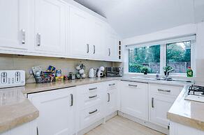 Comfy 4-bed Home Ideal for Workers Free Parking