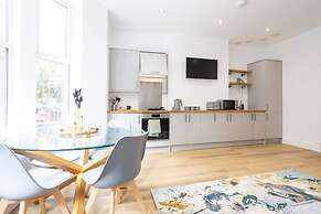 NEW Spacious Flat Ideal for Business Sleeps 4