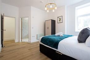 NEW Spacious Flat Ideal for Business Sleeps 4