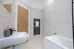 NEW Spacious Flat Ideal for Business Sleeps 4