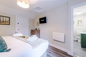 NEW Modern 1-bed Flat Great Location Sleeps 4