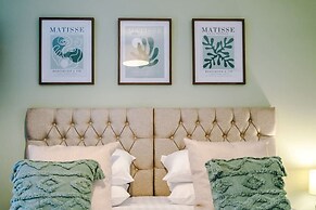 NEW Modern 1-bed Flat Great Location Sleeps 4
