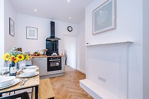 Spacious Home Ideal for Professionals Sleeps 8