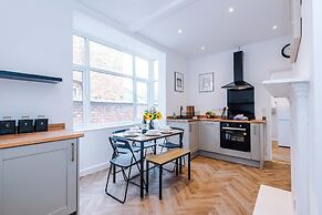 Spacious Home Ideal for Professionals Sleeps 8
