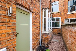 Spacious Home Ideal for Professionals Sleeps 8