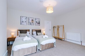 Spacious Home Ideal for Professionals Sleeps 8