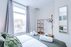 Spacious Home Ideal for Professionals Sleeps 8