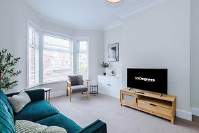 Spacious Home Ideal for Professionals Sleeps 8