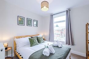 Spacious Home Ideal for Professionals Sleeps 8