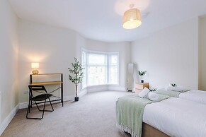 Spacious Home Ideal for Professionals Sleeps 8