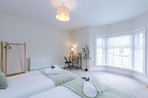 Spacious Home Ideal for Professionals Sleeps 8