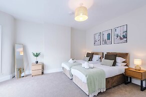 Spacious Home Ideal for Professionals Sleeps 8
