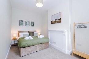 Spacious Home Ideal for Professionals Sleeps 8