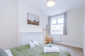 Spacious Home Ideal for Professionals Sleeps 8