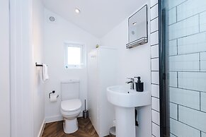 Spacious Home Ideal for Professionals Sleeps 8