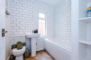 Spacious Home Ideal for Professionals Sleeps 8